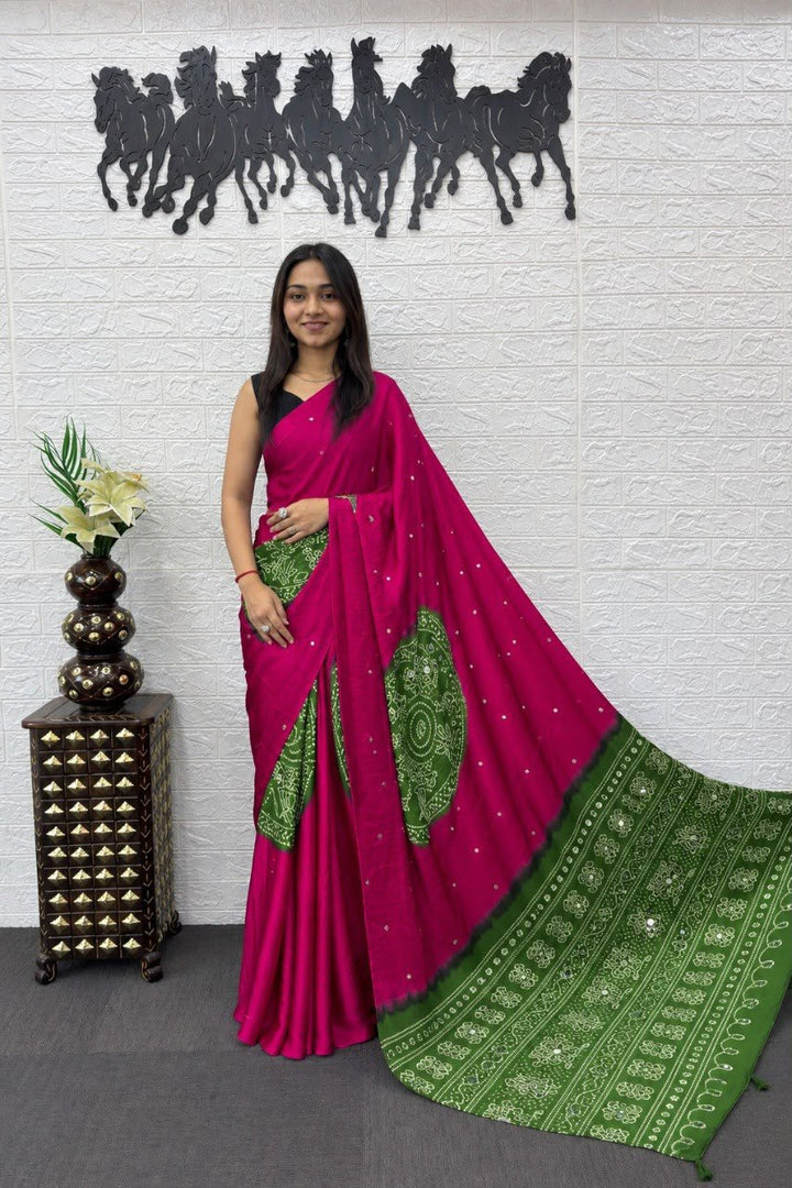 Magenta And Green Dual-Tone Bandhani Print Silk Saree