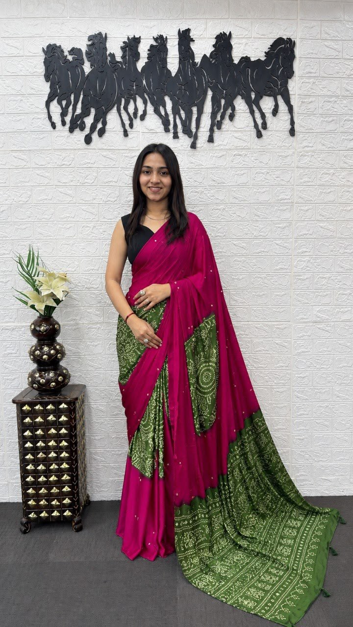 Magenta And Green Dual-Tone Bandhani Print Silk Saree